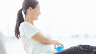 マシンピラティスで優しく体を動かす40代女性|草加ピラティススタジオ