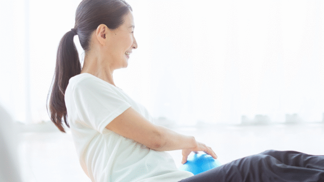 マシンピラティスで優しく体を動かす40代女性｜草加ピラティススタジオ