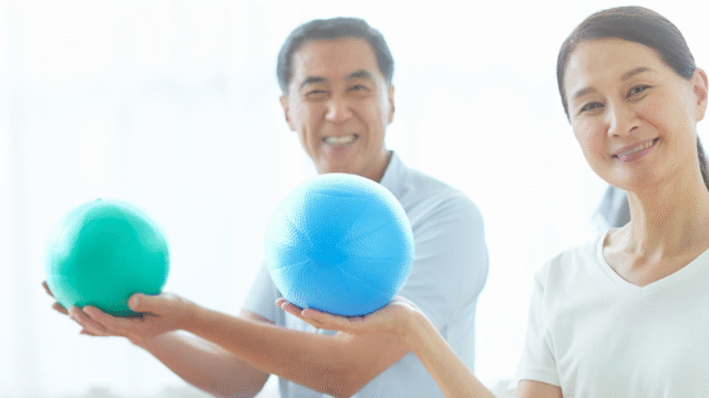 マシンピラティスで優しく体を動かす40代女性｜草加ピラティススタジオ